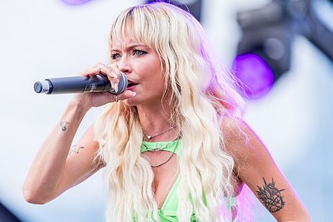 Mia Julia Brückner bei einem Auftritt auf dem Glücksgefühle Festival 2023