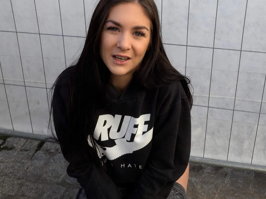 Lullu Gun – Rassige Brünette mit Vorliebe zur Spontanität