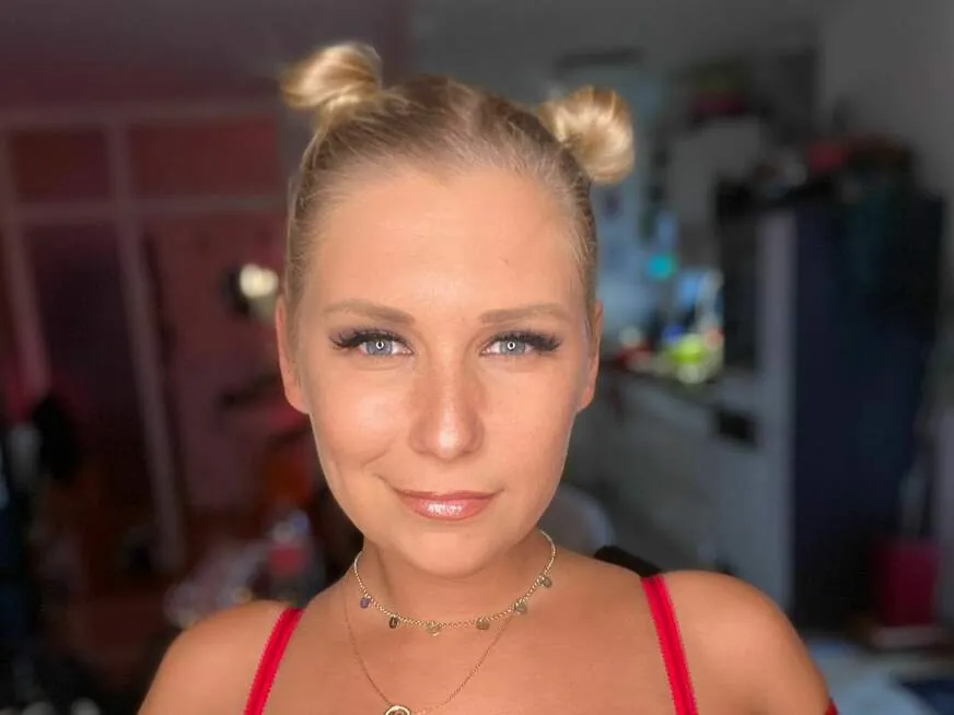 Lena Nitro – Powerfrau und echter Erotik-Star